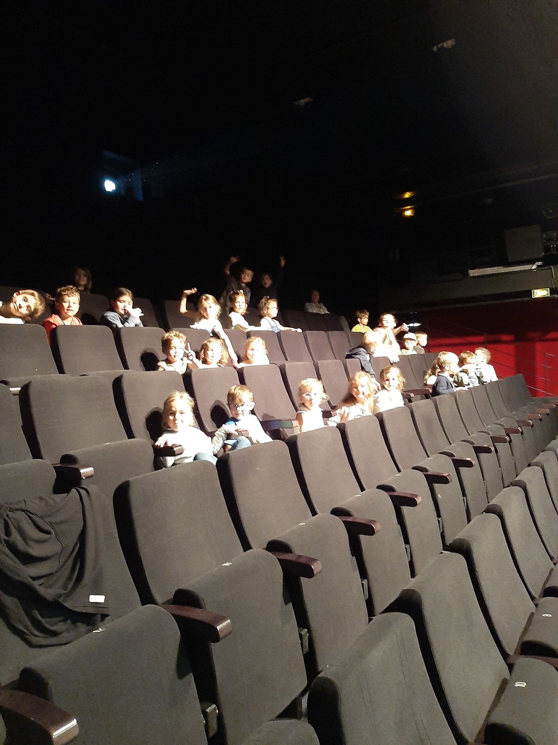 🚌🎬 Sortie cinéma pour les Maternelles et les GS-CP 🍿🎞️